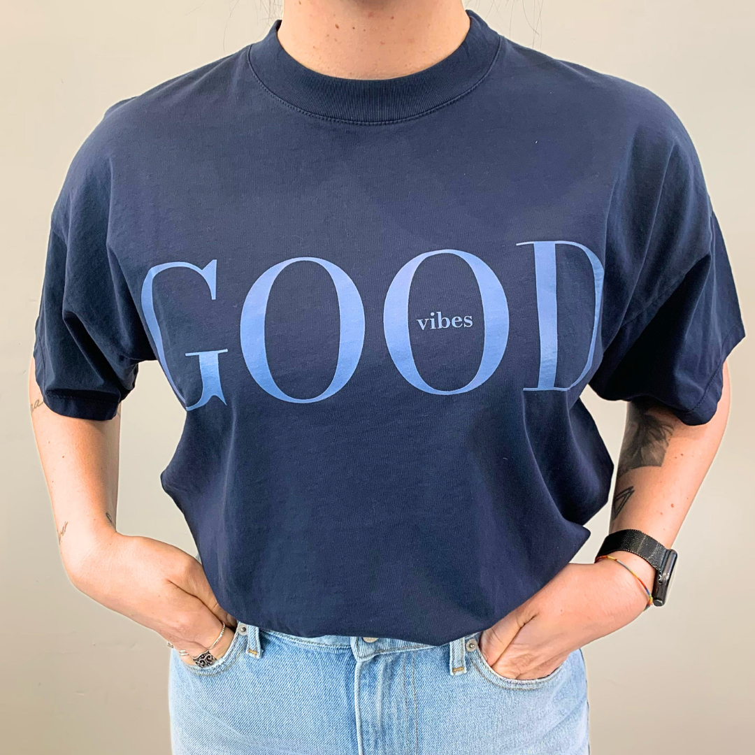 T-shirt over "Good vibes" blu Vicolo