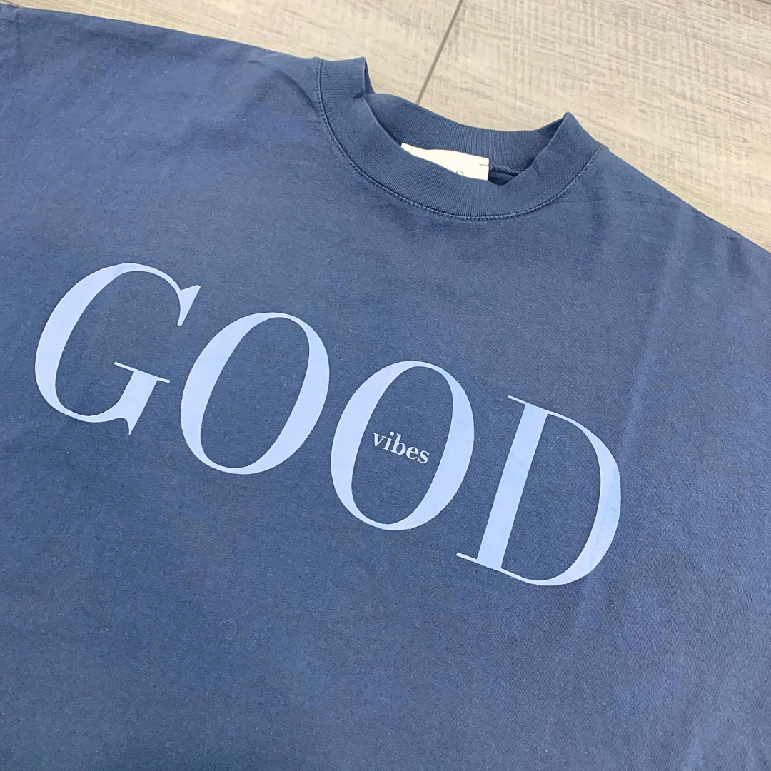 T-shirt over "Good vibes" blu Vicolo